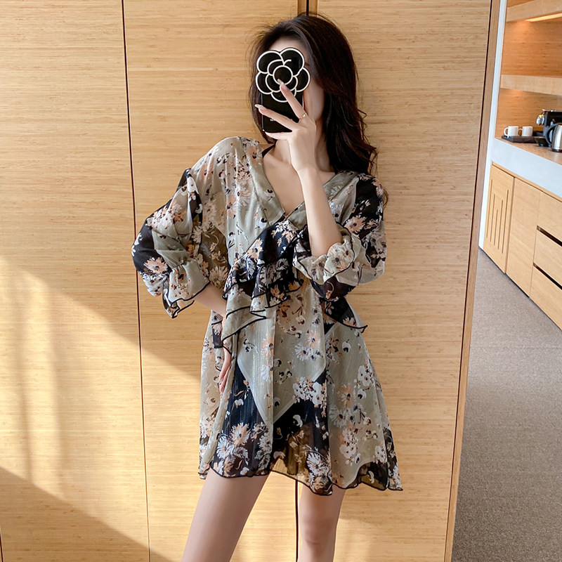 Bikini Three sets of South Korea Ins Broken Flowers Conservative Veil slim student 2023 new swimsuit women Summer spa-Taobao