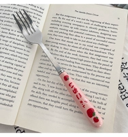 Клубника, вилка, коробка