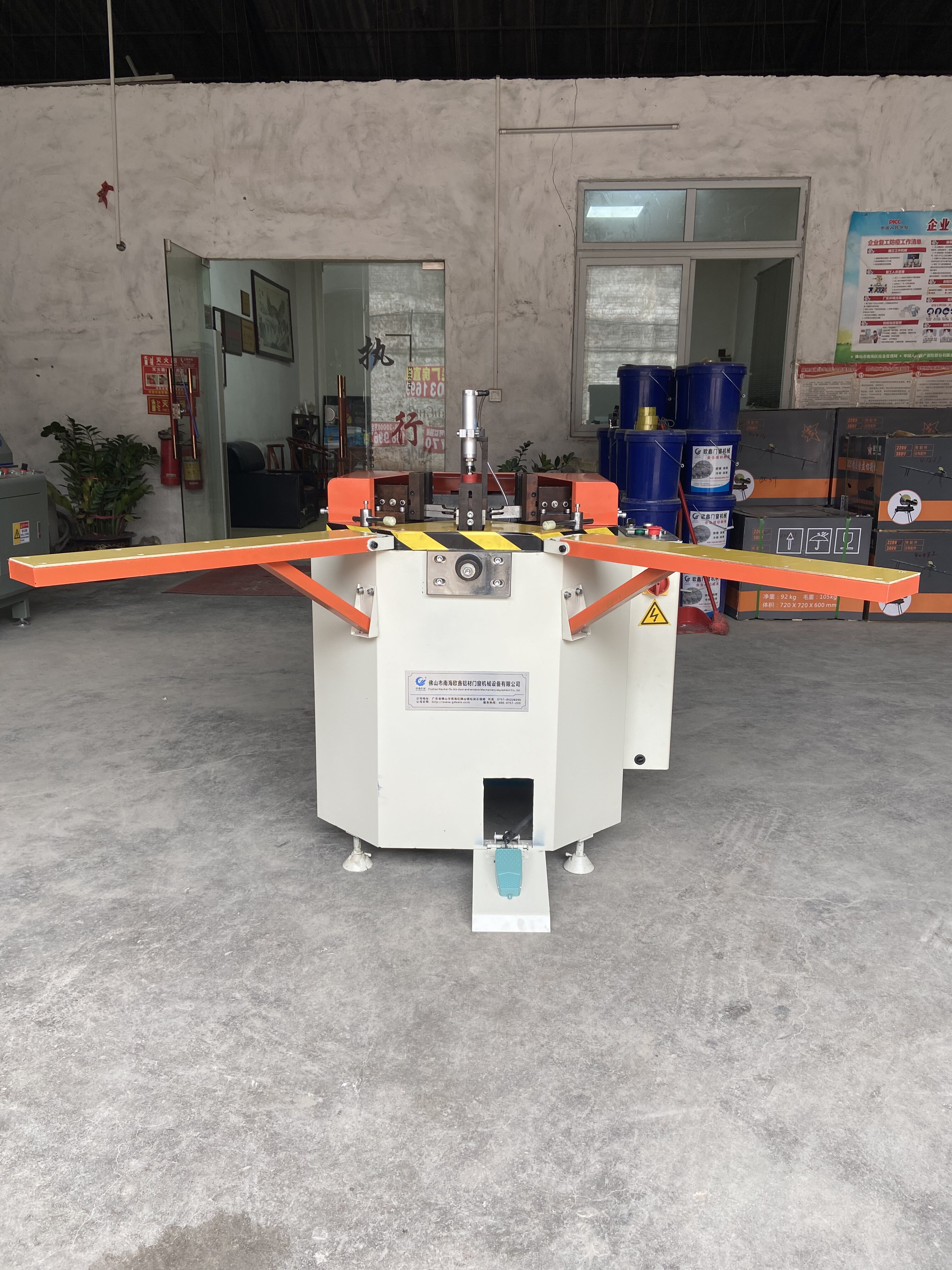 Door and window hydraulic group corner machine door and window equipment aluminum door and window hydraulic synchronous group corner machine broken bridge aluminum profile cutting machine