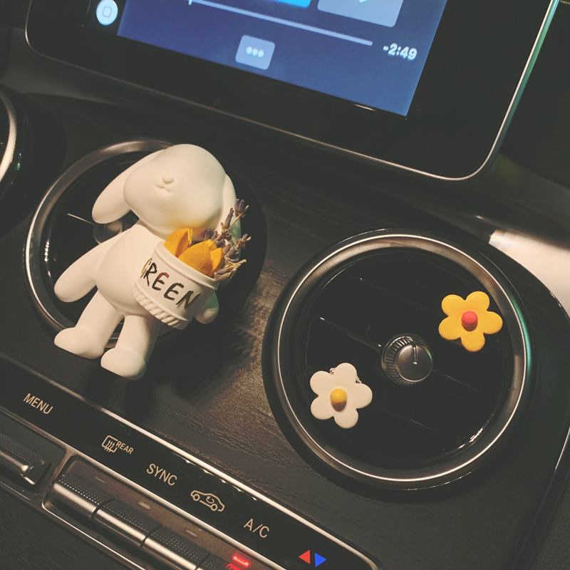 Car Ins Cute Coeared Rabbit Car Perfume Woman With Fragrant Lavender Plaster Air Conditioning Air Outlet Decoration Pendulum