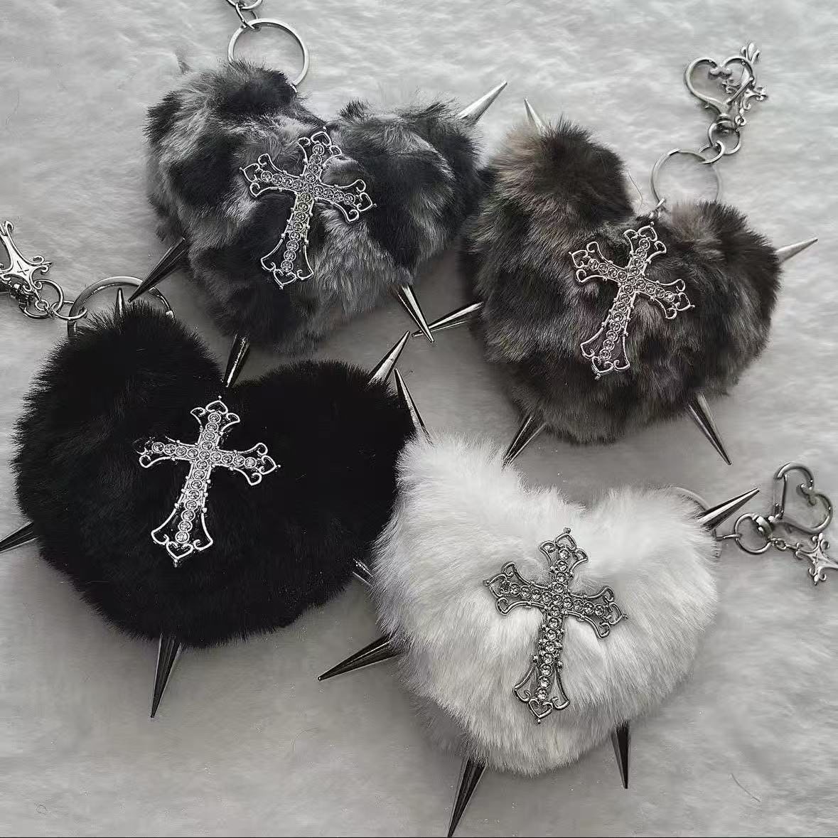 タイガートゥースガイ Y2K ホットガール ヒョウ柄ぬいぐるみキーホルダー ハートクロスリベットキーホルダー バックパックチャーム