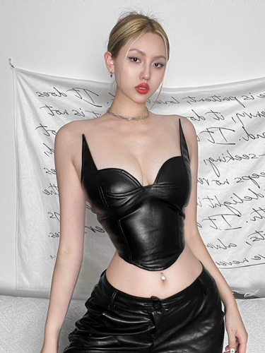 Темное полиуретановое платье, юбка, стиль, облегающий крой, в обтяжку