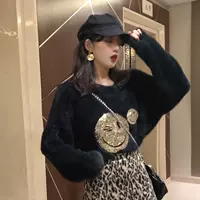 Одиночный черный свитер