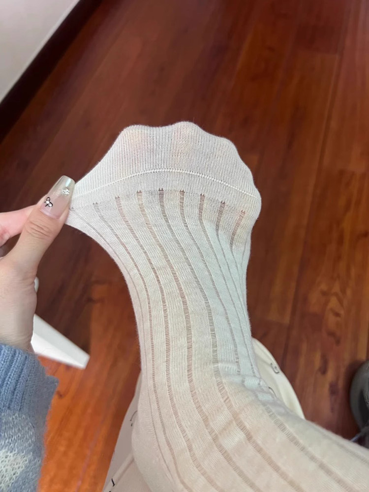 THE SISTERS HAVE FOUND A PAIR OF SIMPLE OUTFITS SUITABLE FOR SUMMER VERTICAL STRIPS ARE SOLID COLOR CURLED AND PILED UP A LOT OF WOMENS VERSATILE