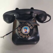 Old-fashioned hand-cranked telephone power generation Magnet phone old objects antique collection nostalgic film and television props boutique spot