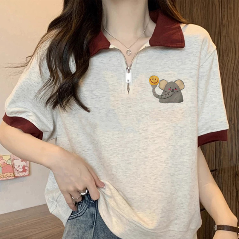 コントラストカラーの象柄プリントのゆったりとした肩の半袖Tシャツ。女性用。夏用。スタイリッシュで年齢を感じさせないファッション。ポロカラーのショートトップ。