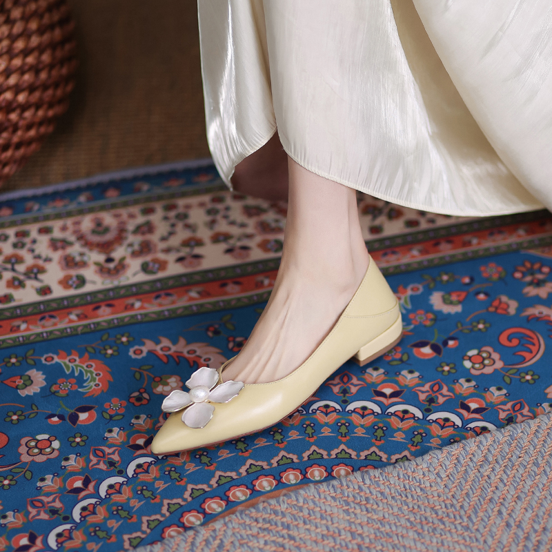 Chic giant gentle ~ new two-wear can step on the heel flower pointed shallow mouth single shoes leather flat bottom half slippers