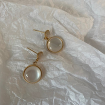 Original Hepburn style to build a dream love Yang Mi same French imitation cats eye stone earrings gilded female earrings gift