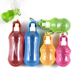 Собака и собака чайник из домашних животных питьевой водонагреватель висят вода питьевая вода, питье