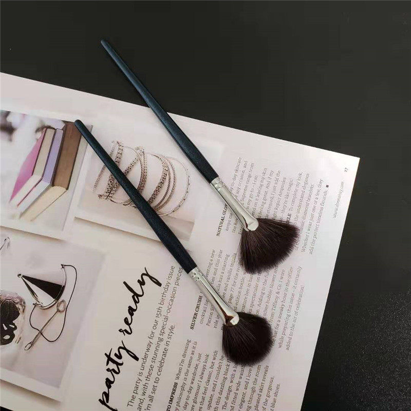 Cangzhou Shipping Wool Real Hair Animal Hair Sector High Light Brushed Residual Powder Brushed Blush Brushed High Face Value Soft Makeup Brush