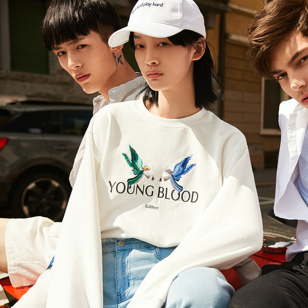 Cabbeen 卡宾 18年秋季款 原宿落肩刺绣字母印花 女式长袖卫衣 天猫优惠券折后￥199包邮（￥299-100）