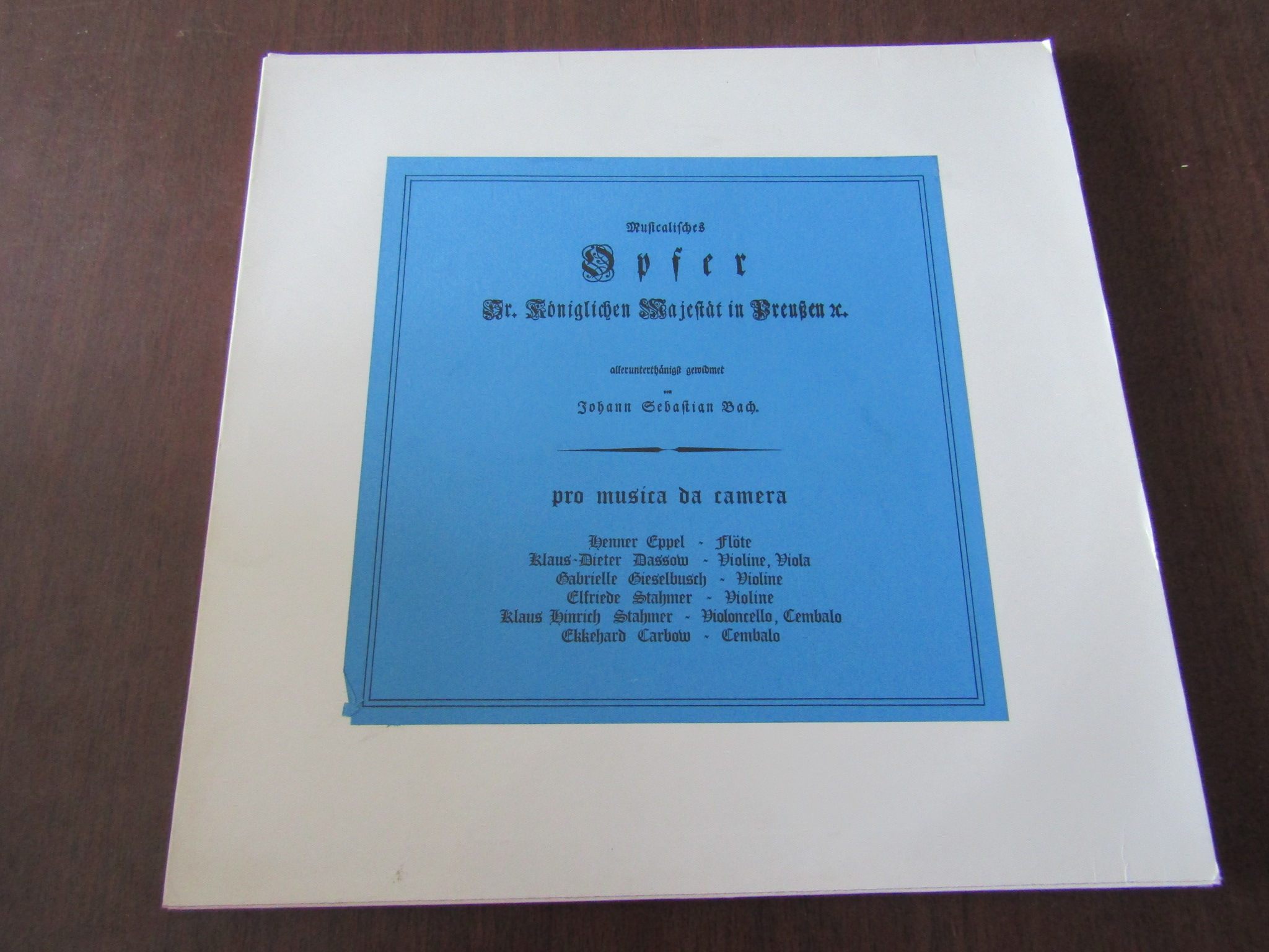 The dedication of the Bach chamber music music Carmela Music ensemble playing the Y version black glue B120