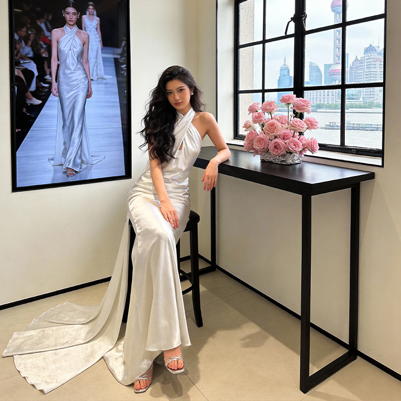 Light Luxury Style Sleeveless Halter-Neck White Floor-Length Gown for Women, High-End Design for Evening Parties, Fashionable and Elegant