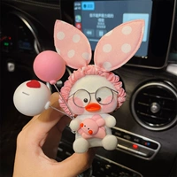 Розовый баллон, выпускающий маленькую сеть кроликов красной утиной