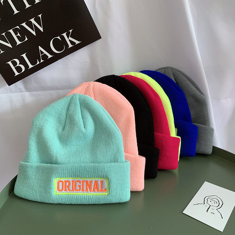 Children's hat Korean version of male and female baby letter cloth label fluorescent color woolen hat autumn and winter thin section knitted bright color cold hat