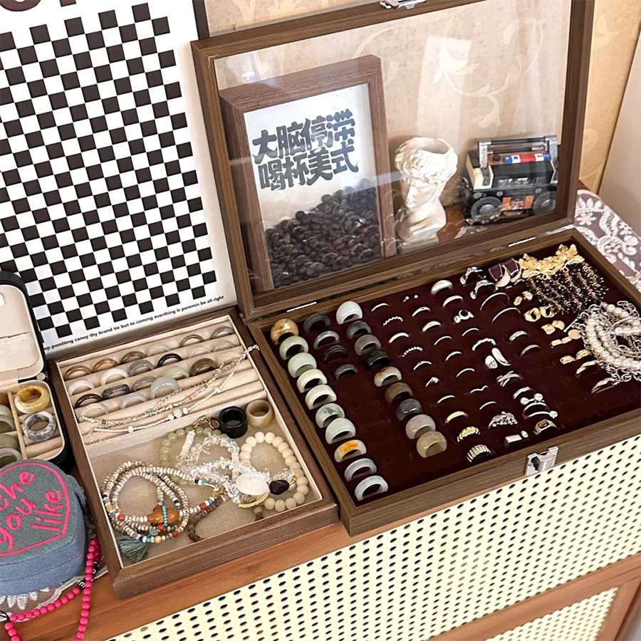 木目調の100個収納可能なリング＆ジュエリーボックス。大容量で、イヤリングや翡翠の指輪の保管・展示に最適。家庭用ジュエリー鑑賞トレイとしても使えます。