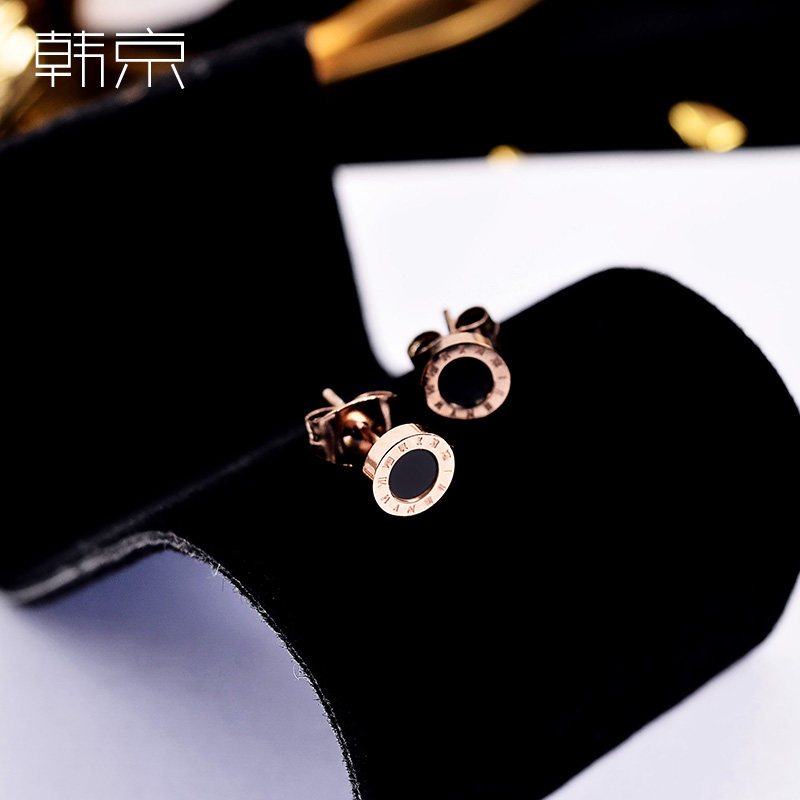 Han Jing black Roman earrings female Korean temperament wild earrings Titanium steel plated 18k real gold fashion personality ear buckle