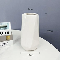 Керамическая бутылка в форме белого ромба.