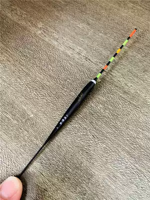 Made in Japan, the new two-piece flattened shell feather fishing floating fishing water skin shallow shell soft tail bold eye-catching fish float