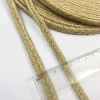 Кошка хватает густые джосеки веревки