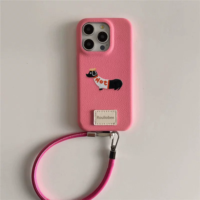 Чехол для телефона (Apple) совместим с iPhone 16, текстурированный TPU под кожу, вышитый щенок и шнурок