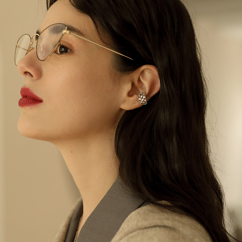 pn Dreamnet Zircon earrings with no earbugles female earrings for small crowdsourced European and American retro-free earrings ear-hanging ears and ears