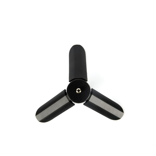 Маленький штатив с аксессуарами подходит для фотосессий