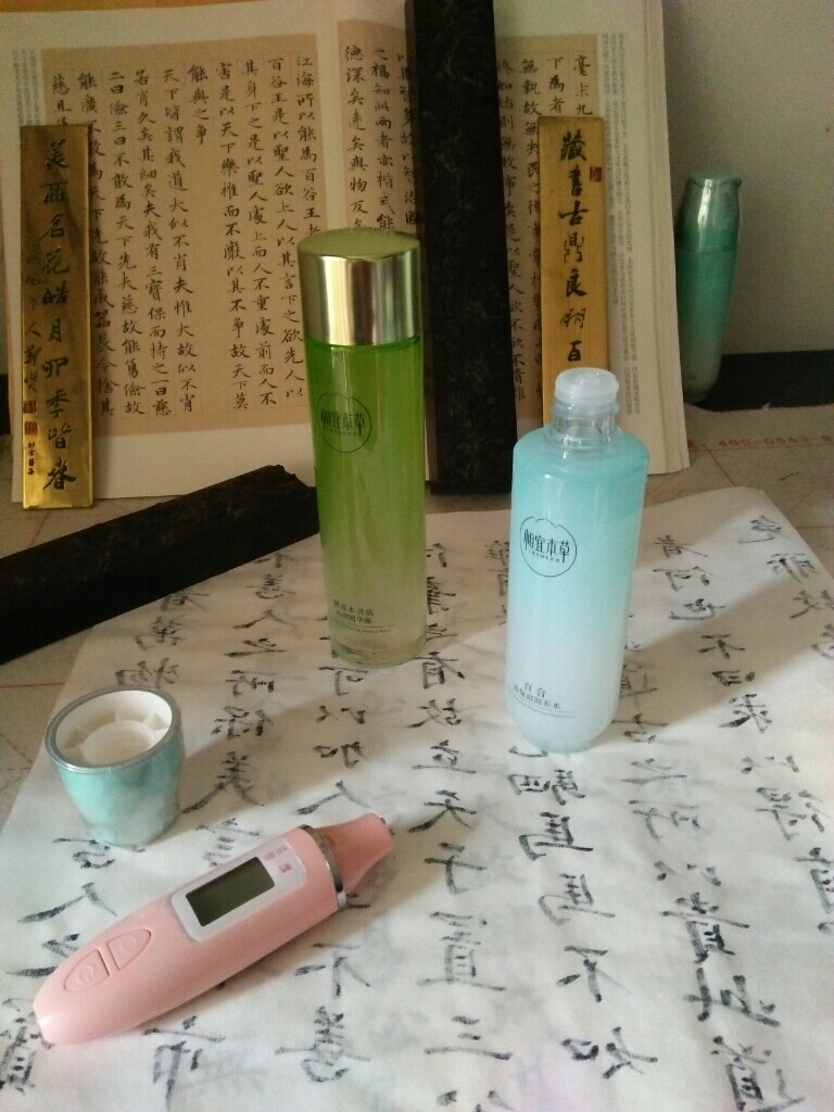 相宜本草睡莲水灵肌沁润精华露