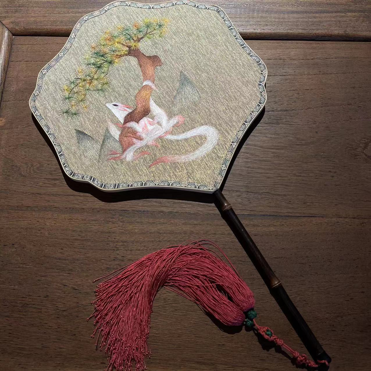 Nine-tailed Fox Kesi Suzhou Embroidery Double-sided Embroidered Group Fan Handicraft Mounted Round Round Send Foreigners Gifts Abroad Follow Me