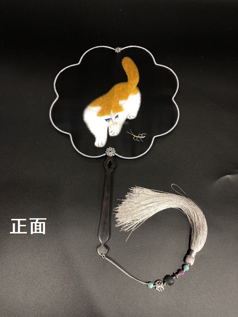 Suzhou embroidery, Suzhou embroidery cat fan, double-sided different-colored silk handmade fan, silk to send foreigners as gifts to go abroad