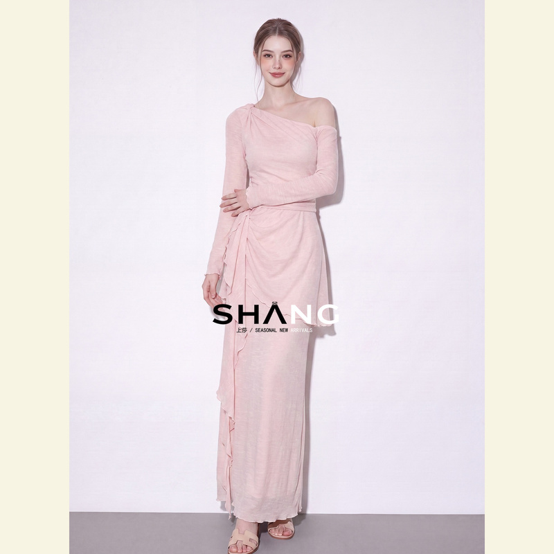 Liu Liu's Same Design, Stunningly Beautiful and Super Popular, Effortlessly Youthful Pink Off-Shoulder Twist-Knot Skirt Dress Set