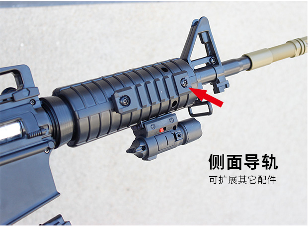 Dưới sự cung cấp của súng nước M4 bu lông kéo có thể ném đạn bằng tay vào bè có thể khởi động bước tấn công để lấy súng đạn mềm đồ chơi của cậu bé - Súng đồ chơi trẻ em súng phun nước đồ chơi cỡ lớn
