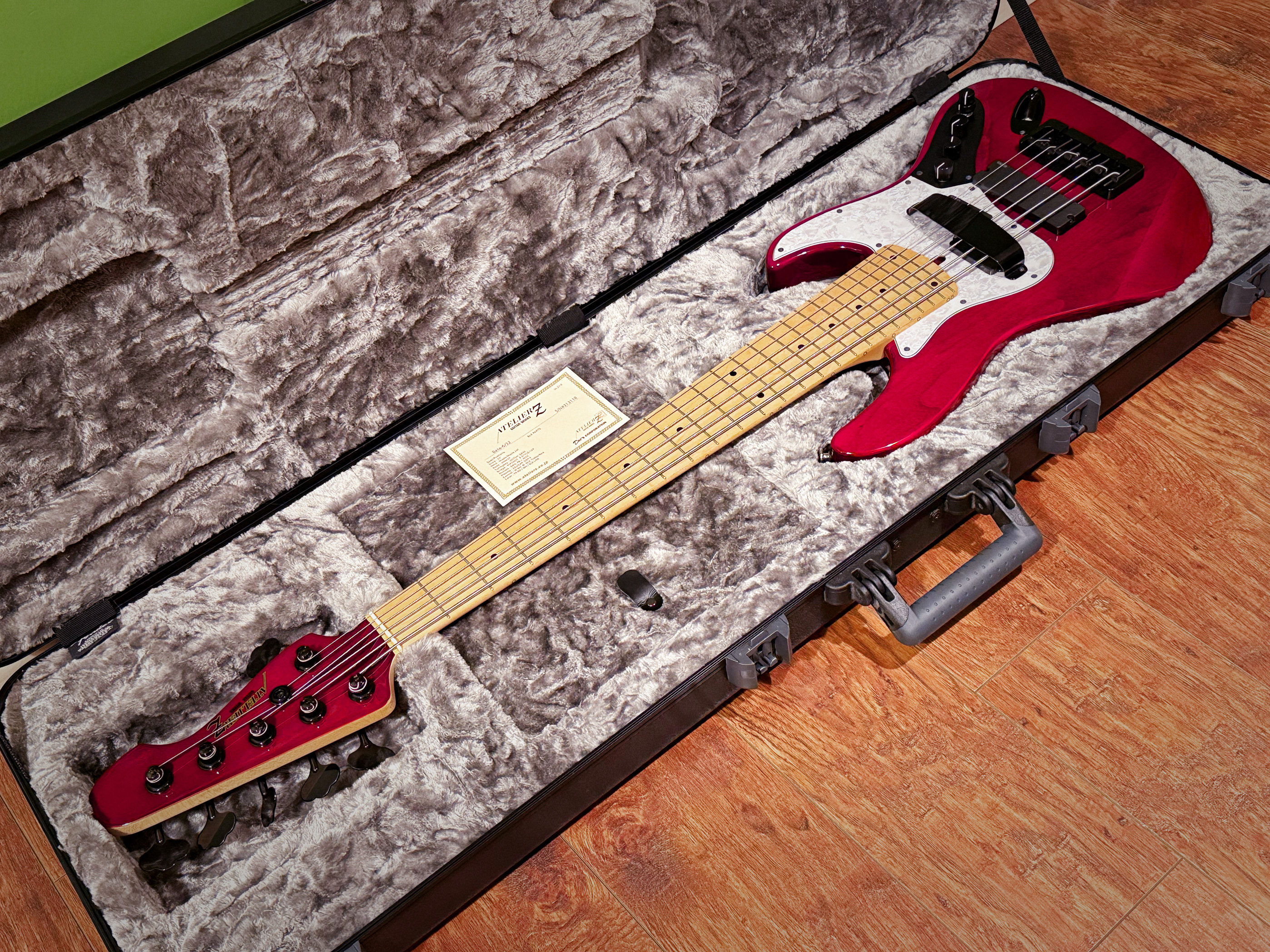 Atelier Z Beta 6 Bass Custom 32 Babymetal BOH 六弦贝斯：摇滚少女的