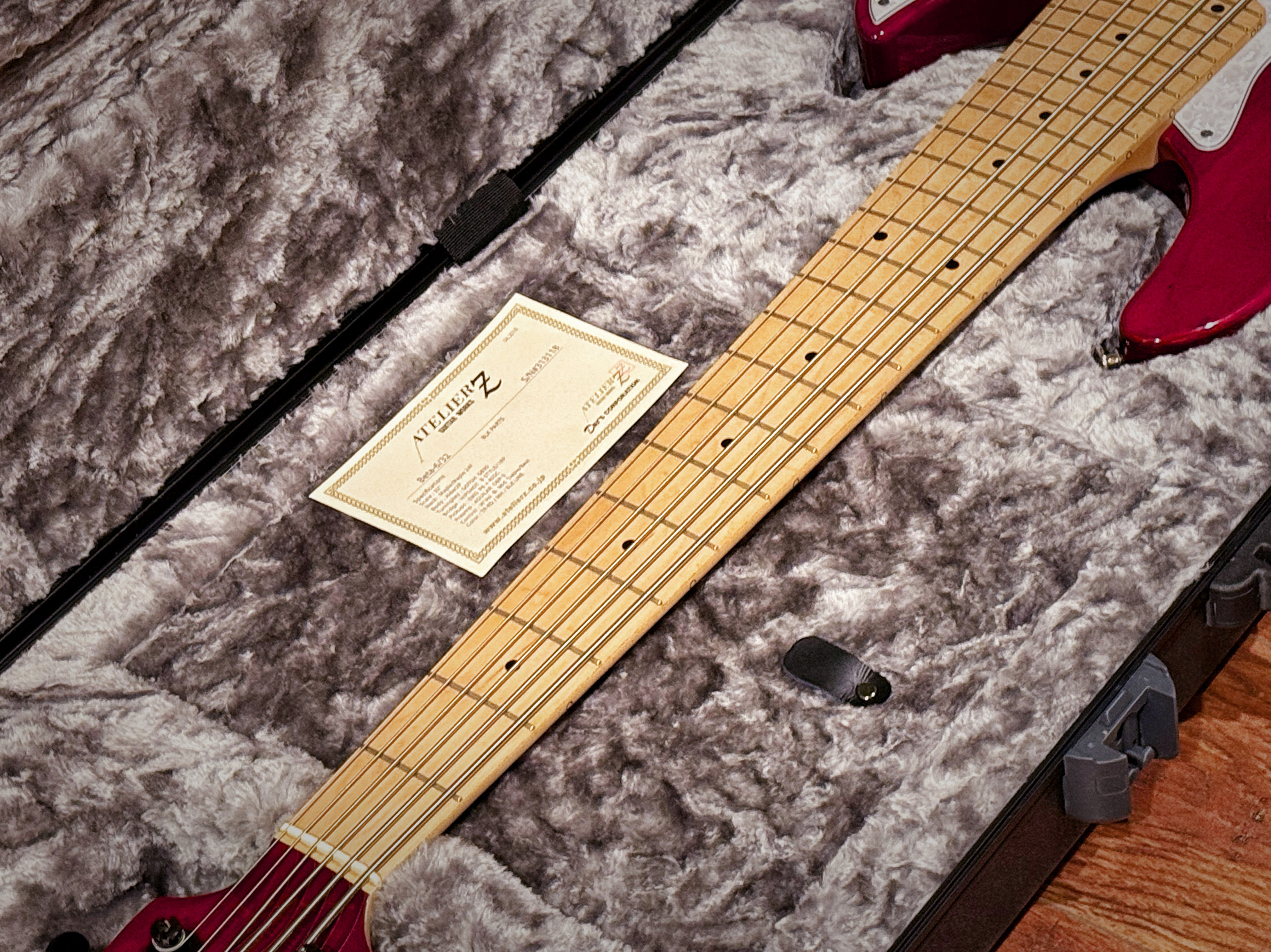 Atelier Z Beta 6 Bass Custom 32 Babymetal BOH 六弦贝斯：摇滚少女的