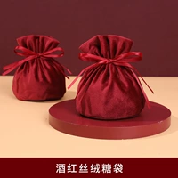 5 бархатных мешочков для конфет бордового цвета.