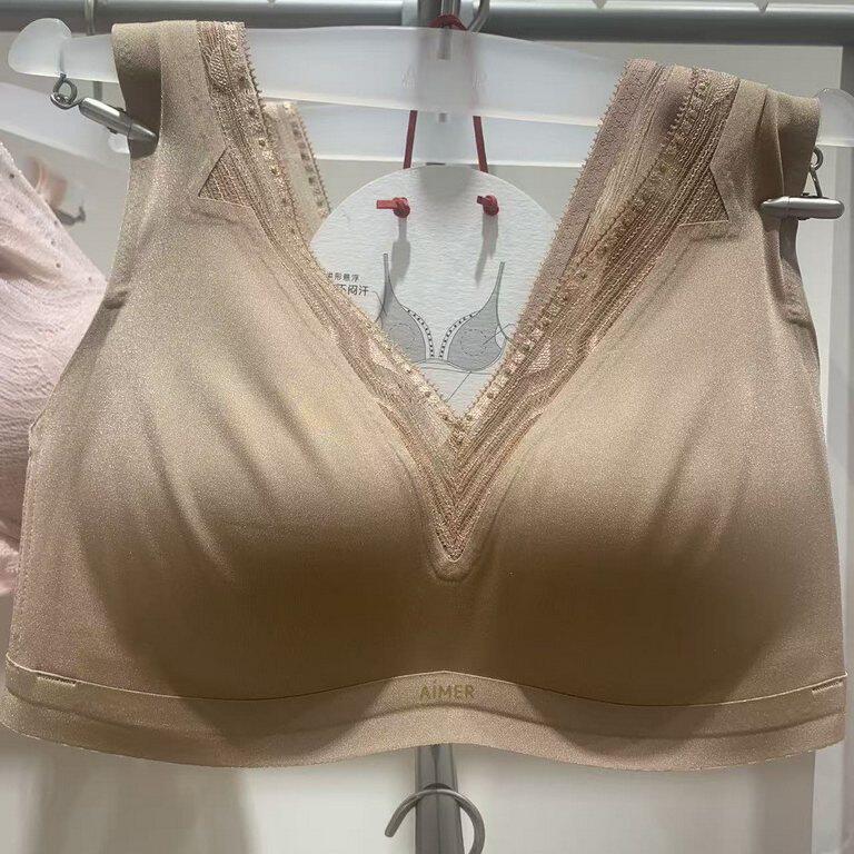 Spring Style Deep V Medium-Thick Perforated Vest-Style Bra Am17C532 Paired with Pants Am23C531 Spring Style Deep V Medium-Thick Perforated Vest-Style Bra Am17C532 Paired with Pants Am23C531