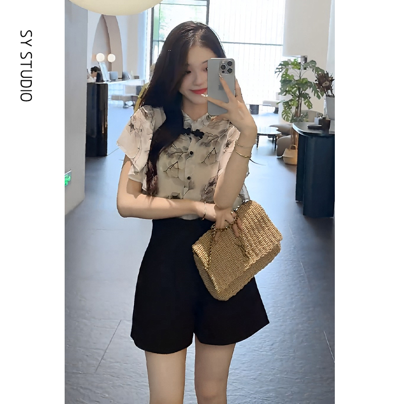 Summer Outfit: a Complete Set of Light and Mature Vintage Floral Short-Sleeved Chiffon Top and High-Waisted Slimming Suit Shorts Two-Piece Set Summer Outfit: a Complete Set of Light and Mature Vintage Floral Short-Sleeved Chiffon Top and High-Waisted Slimming Suit Shorts Two-Piece Set