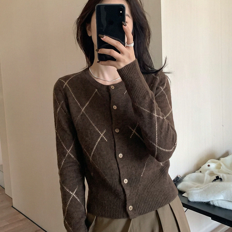 Melard Coffee-Colored Soft Knit Cardigan for Women, Autumn Outerwear with a High-End Feel, Slim-Fit Short Sweater Jacket, Versatile Top Melard Coffee-Colored Soft Knit Cardigan for Women, Autumn Outerwear with a High-End Feel, Slim-Fit Short Sweater Jacket, Versatile Top
