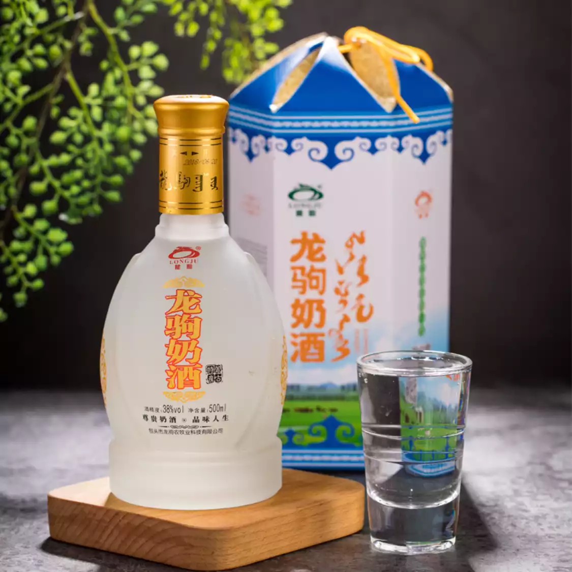 Dragon Foal Frankincense Type Milk Wine Blue Sky White Clouds Series Liquor Milk Wine 38 Degrees 500ml Gift Box Installed Inner Monte