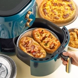 Пицца готовый отопление продукта -это завтракат полупрофильные ингредиенты с жареным плита.