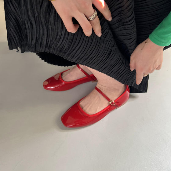 봄 작은 빨간 신발 여성 2024 새로운 복고풍 스트랩 메리 제인 신발 부드러운 플랫 싱글 신발 얕은 입 특종 신발