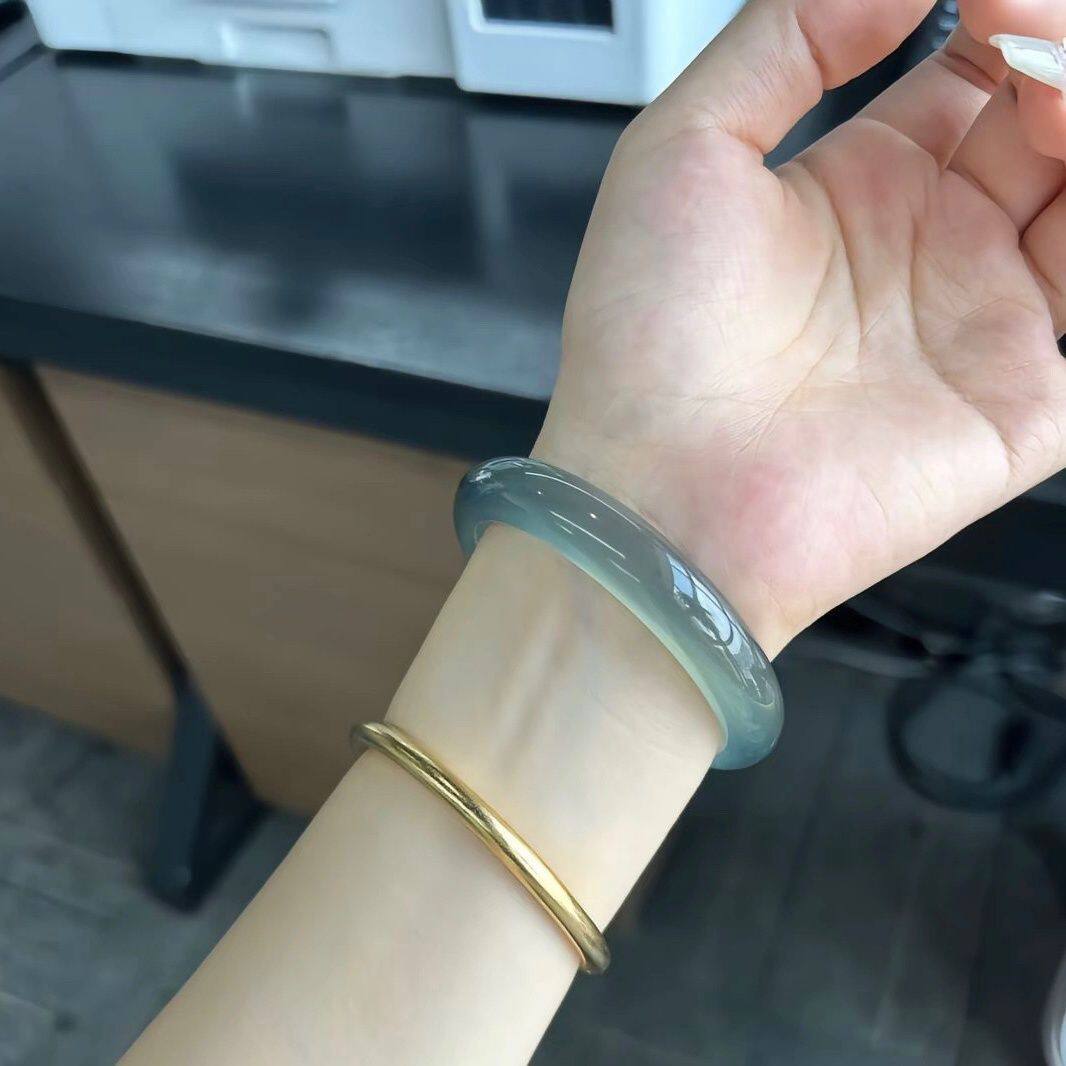 クリブルーハイアイスカルセドニーアゲートバングル、ホースマテリアル、ラウンドサークル、クリアウォータージェイドバングル、ディスタントマウンテンダークナチュラルバングル、レディーススタイル