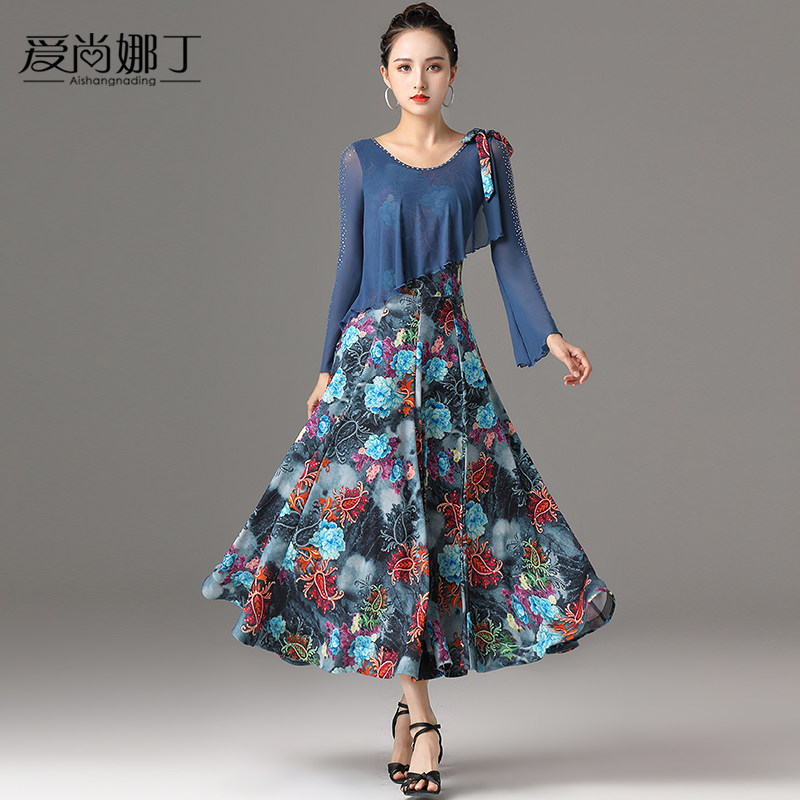 Aishanna Modern Dance Dress Competition performed a new national standard waltz dance dress
