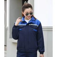 Классический стиль – темно-синее хлопковое пальто с синими плечами.