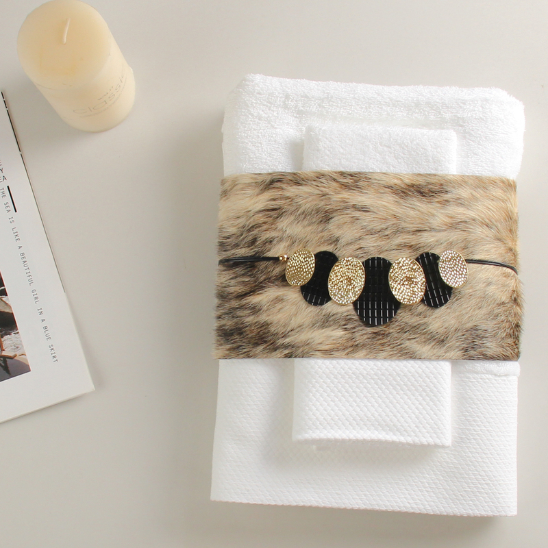Model House Bathroom Decoration: Bathtub, Toilet, Bath Towel, Towel, Bathrobe, Washbasin, Bathroom Cabinet Ornaments