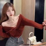 Трикотажный весенний свитер, приятный телу лонгслив, открытые плечи, изысканный стиль