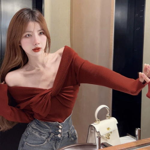 Трикотажный весенний свитер, приятный телу лонгслив, открытые плечи, изысканный стиль