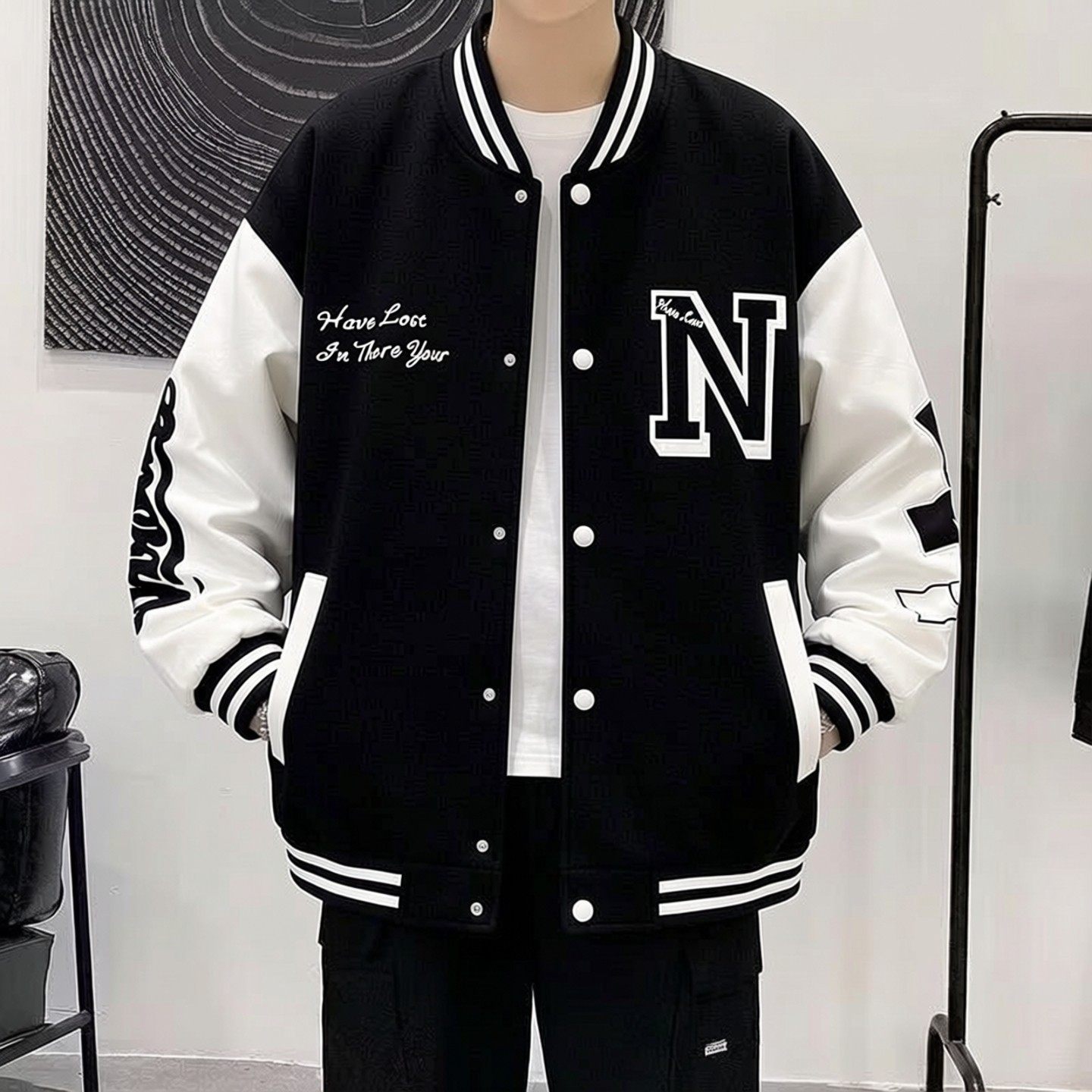 アメリカンレトロな黒と白のベースボールジャケット、ユニセックス、春夏向けのカラーブロックレタープリントのトレンディなカップルジャケット。