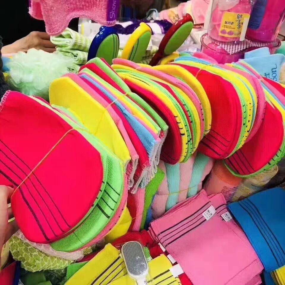 South Korea's Dongdaemun Old Grandma rubbed her bath towel pure South Korea back without hurting the skin for a magical adult