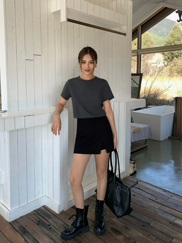 Черная приталенная юбка, высокая талия, А-силуэт, яркий броский стиль